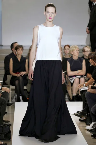 Look 16